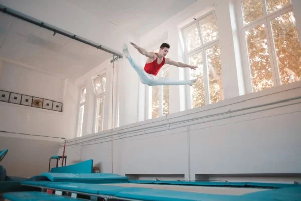 trampoline jump acrobatics